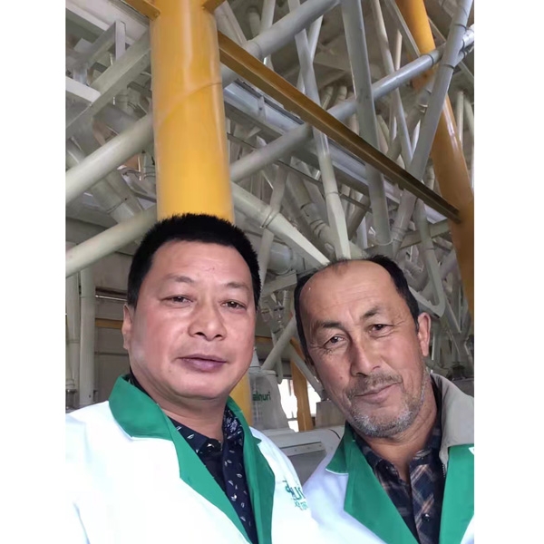 面粉機(jī)安裝完成與客戶(hù)合影