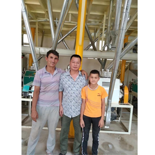 大型面粉機(jī)安裝后與客戶(hù)合影